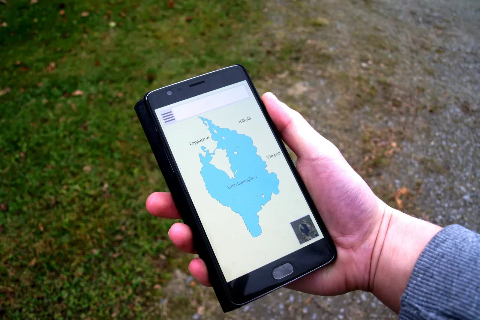 Traveler using a navigation map on a smartphone