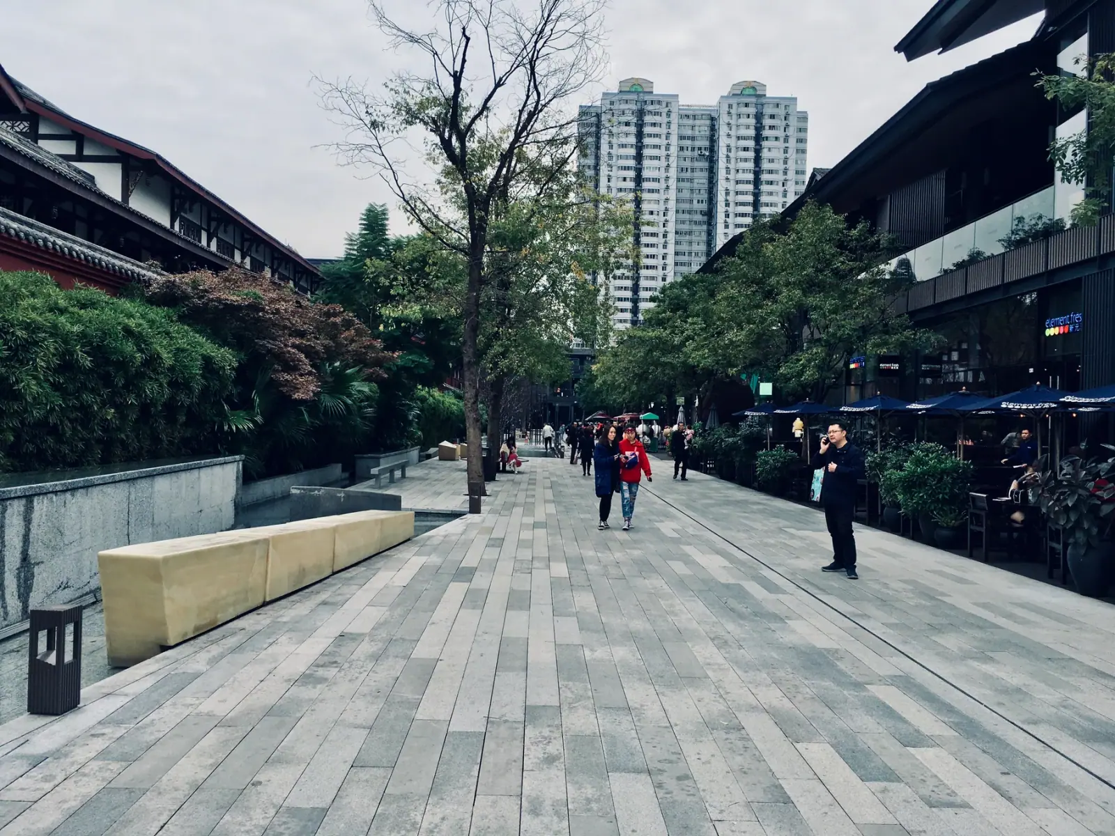 Daci Temple buildings beside modern Taikoo Li in Chengdu